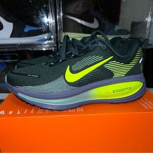 Size 9 - Nike Vomero 18 Wide Seaweed Volt Cannon Men’s Athletic New IF0514-300